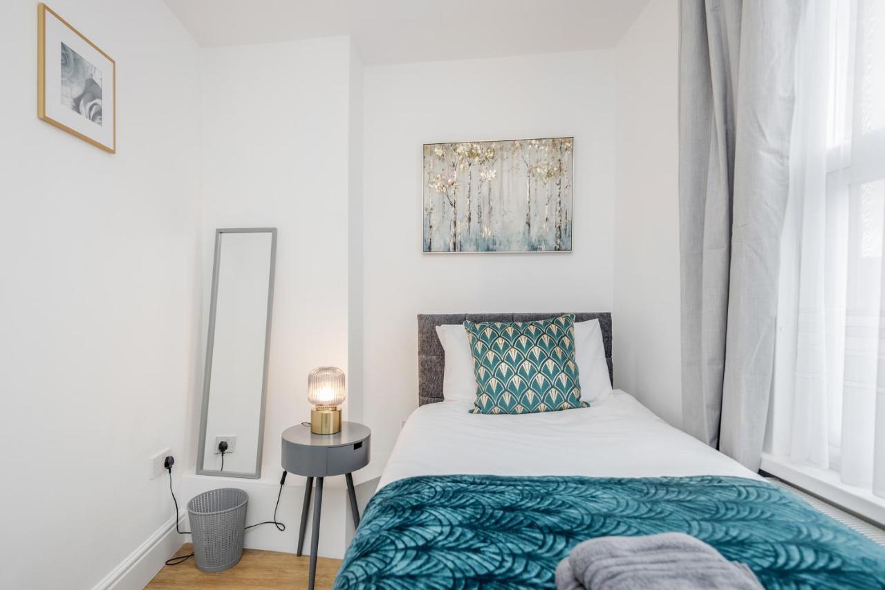 Modern Cosy London Flat By Damask Homes Ілфорд Екстер'єр фото