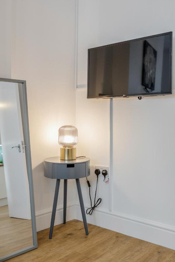 Modern Cosy London Flat By Damask Homes Ілфорд Екстер'єр фото
